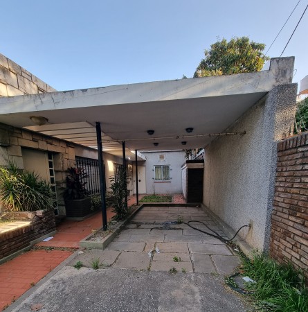 RETASADA. CASA  VENTA 3 DORMITORIOS, 2 BAÑOS, SOBRE AV. DEL ROSARIO FRENTE A LA PLAZA LAS HERAS