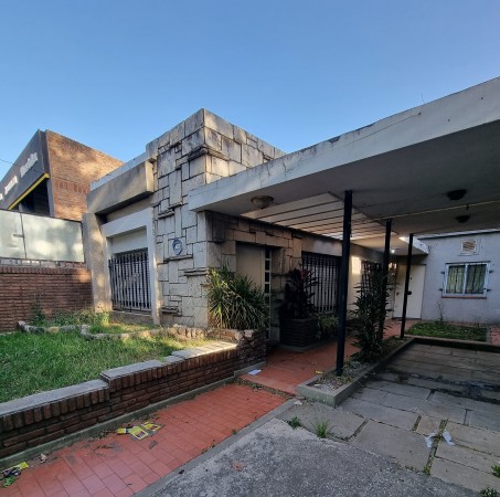 RETASADA. CASA  VENTA 3 DORMITORIOS, 2 BAÑOS, SOBRE AV. DEL ROSARIO FRENTE A LA PLAZA LAS HERAS