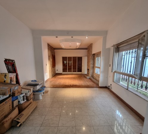 RETASADA. CASA  VENTA 3 DORMITORIOS, 2 BAÑOS, SOBRE AV. DEL ROSARIO FRENTE A LA PLAZA LAS HERAS