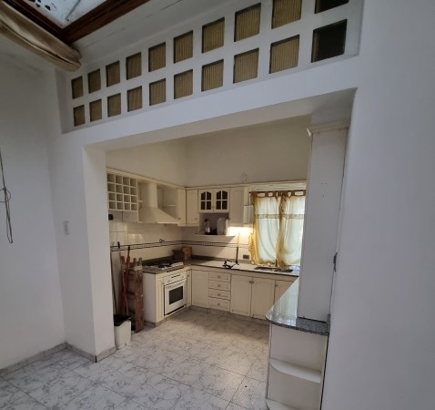 RETASADA. CASA  VENTA 3 DORMITORIOS, 2 BAÑOS, SOBRE AV. DEL ROSARIO FRENTE A LA PLAZA LAS HERAS