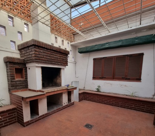 RETASADA. CASA  VENTA 3 DORMITORIOS, 2 BAÑOS, SOBRE AV. DEL ROSARIO FRENTE A LA PLAZA LAS HERAS