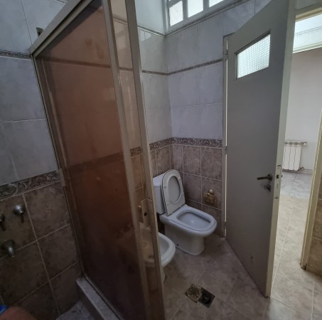 RETASADA. CASA  VENTA 3 DORMITORIOS, 2 BAÑOS, SOBRE AV. DEL ROSARIO FRENTE A LA PLAZA LAS HERAS