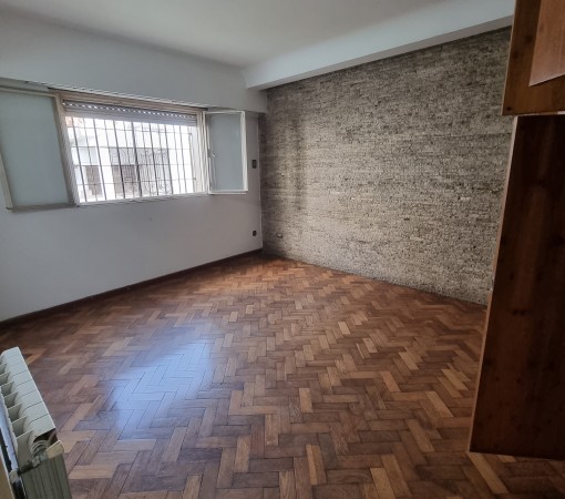 RETASADA. CASA  VENTA 3 DORMITORIOS, 2 BAÑOS, SOBRE AV. DEL ROSARIO FRENTE A LA PLAZA LAS HERAS