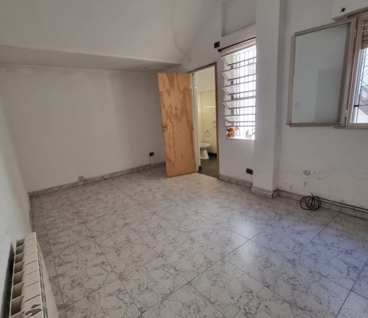 RETASADA. CASA  VENTA 3 DORMITORIOS, 2 BAÑOS, SOBRE AV. DEL ROSARIO FRENTE A LA PLAZA LAS HERAS