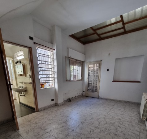 RETASADA. CASA  VENTA 3 DORMITORIOS, 2 BAÑOS, SOBRE AV. DEL ROSARIO FRENTE A LA PLAZA LAS HERAS