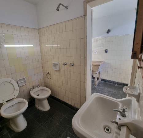 RETASADA. CASA  VENTA 3 DORMITORIOS, 2 BAÑOS, SOBRE AV. DEL ROSARIO FRENTE A LA PLAZA LAS HERAS