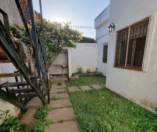 RETASADA. CASA  VENTA 3 DORMITORIOS, 2 BAÑOS, SOBRE AV. DEL ROSARIO FRENTE A LA PLAZA LAS HERAS