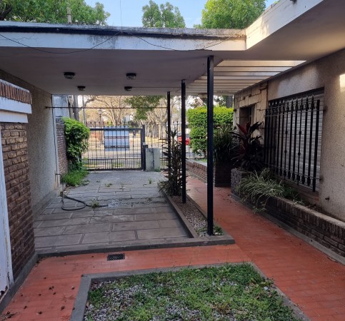 RETASADA. CASA  VENTA 3 DORMITORIOS, 2 BAÑOS, SOBRE AV. DEL ROSARIO FRENTE A LA PLAZA LAS HERAS