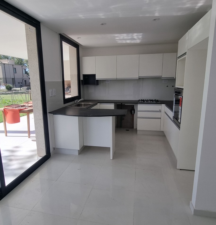 VENTA CASA DE 237m2 EN COUNTRY CERRADO LOS PASOS DEL JOCKEY DE 4 DORMITORIOS