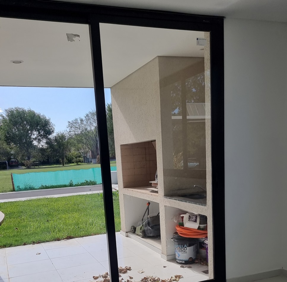 VENTA CASA DE 237m2 EN COUNTRY CERRADO LOS PASOS DEL JOCKEY DE 4 DORMITORIOS