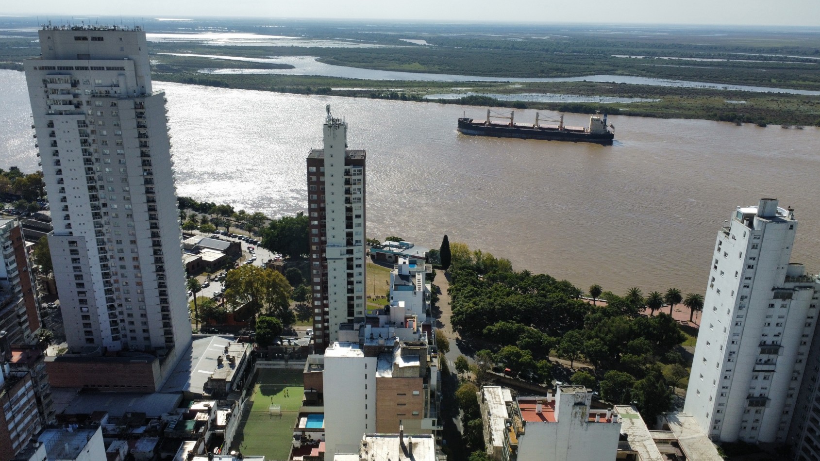 TERRENO ENTRE RIOS 254, APTO EDIFICIO PLANTA BAJA + 8 PISOS. FRENTE ESTE. 230M2. SOLO CONTADO