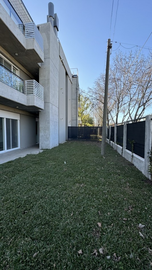 Venta departamento 2 dormitorios con patio a estrenar Fisherton