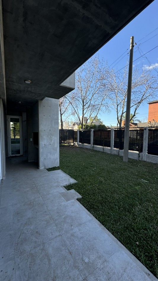 Venta departamento 2 dormitorios con patio a estrenar Fisherton