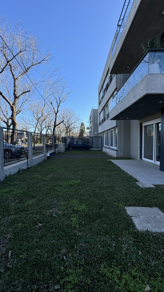 Venta departamento 2 dormitorios con patio a estrenar Fisherton