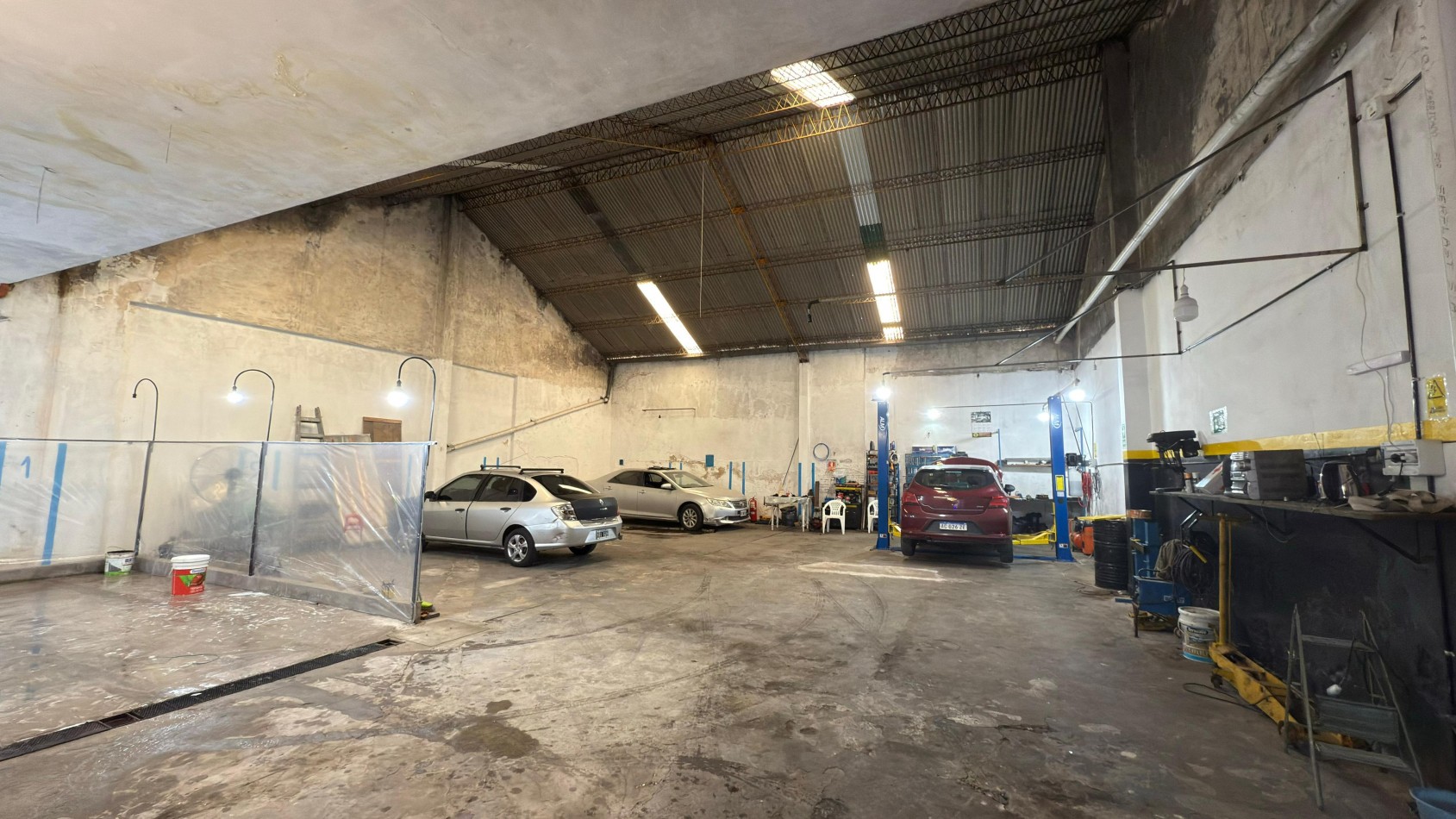VENTA GALPON INTERNO CON SALIDA A LA CALLE-BAÑOS-VESTUARIOS