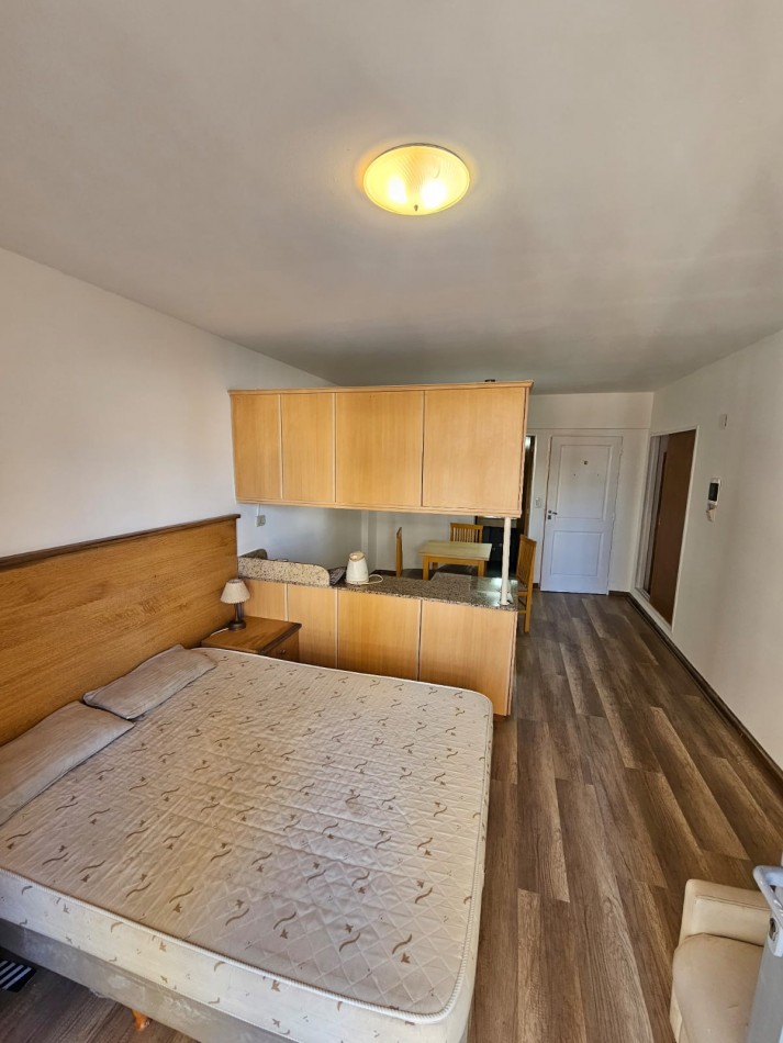 VENTA MONOAMBIENTE AMUEBLADO EXTERIOR CON BALCON