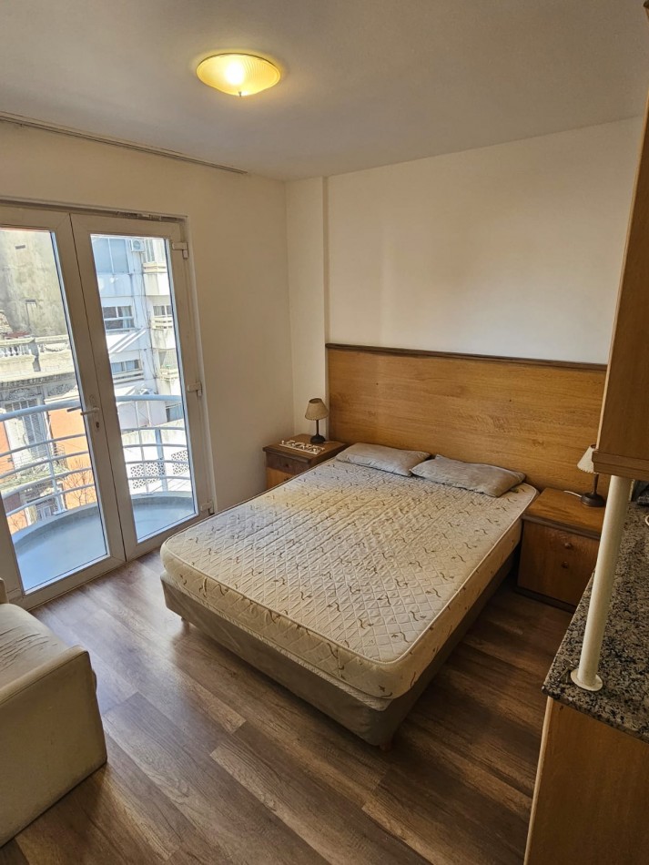 VENTA MONOAMBIENTE AMUEBLADO EXTERIOR CON BALCON