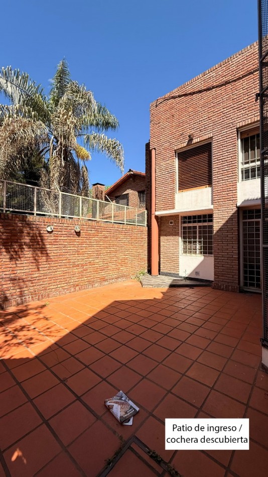 VENDO HERMOSA CASA DISEÑADA POR LOS ARQS. GARESIO-SCAGLIA EN PASCO 13 DE  292m2, 3 DORMITORIOS, 3 BAÑOS, AMPLIOS AMBIENTES, CAVA SUBTERRANEA y AMPLIO JARDIN DE 10 X 22