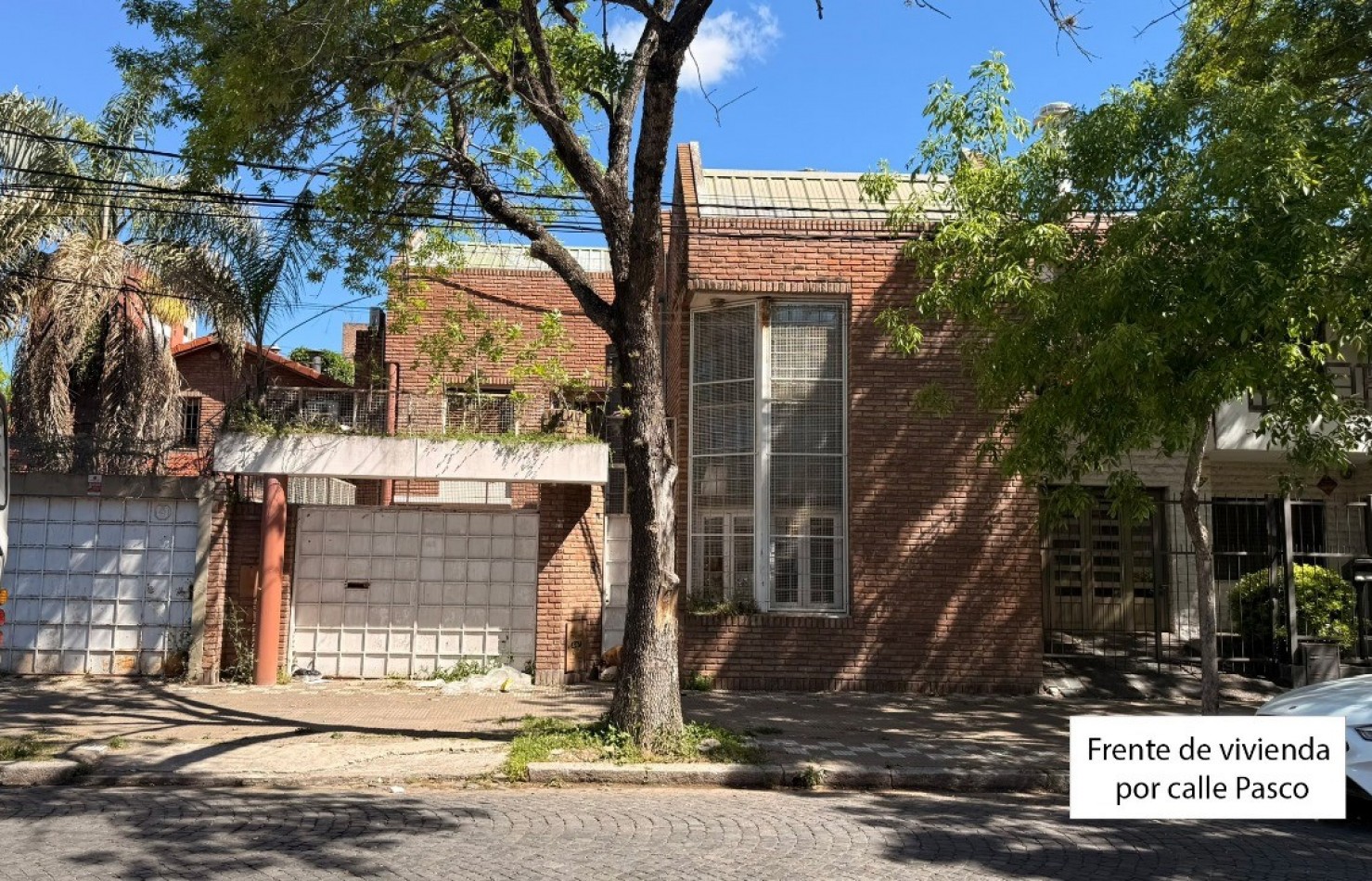 VENDO HERMOSA CASA DISEÑADA POR LOS ARQS. GARESIO-SCAGLIA EN PASCO 13 DE  292m2, 3 DORMITORIOS, 3 BAÑOS, AMPLIOS AMBIENTES, CAVA SUBTERRANEA y AMPLIO JARDIN DE 10 X 22