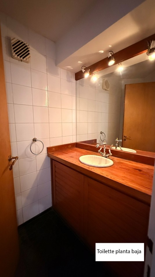 VENDO HERMOSA CASA DISEÑADA POR LOS ARQS. GARESIO-SCAGLIA EN PASCO 13 DE  292m2, 3 DORMITORIOS, 3 BAÑOS, AMPLIOS AMBIENTES, CAVA SUBTERRANEA y AMPLIO JARDIN DE 10 X 22