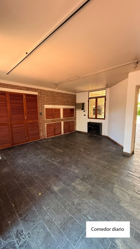 VENDO HERMOSA CASA DISEÑADA POR LOS ARQS. GARESIO-SCAGLIA EN PASCO 13 DE  292m2, 3 DORMITORIOS, 3 BAÑOS, AMPLIOS AMBIENTES, CAVA SUBTERRANEA y AMPLIO JARDIN DE 10 X 22