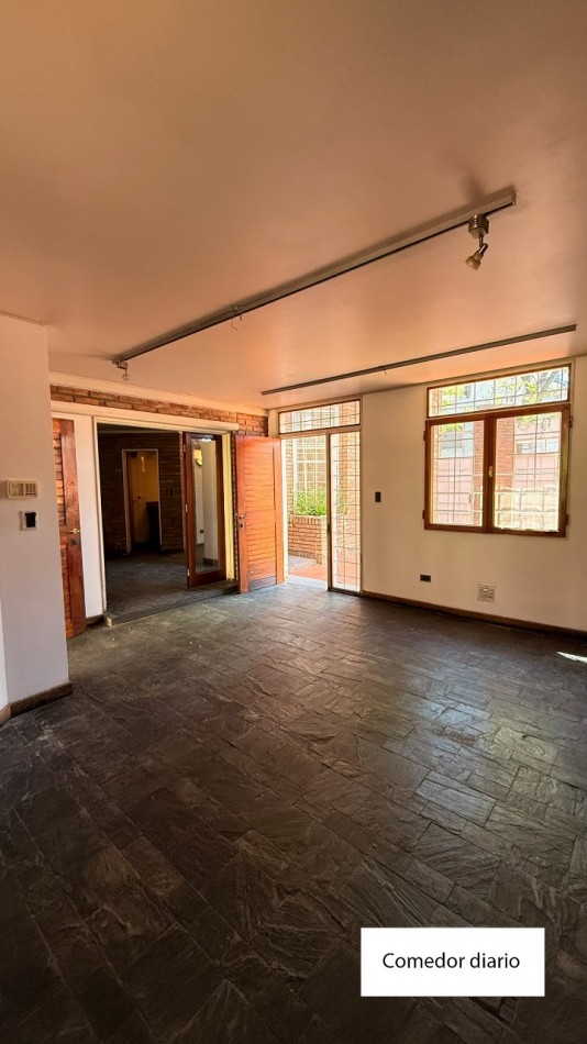 VENDO HERMOSA CASA DISEÑADA POR LOS ARQS. GARESIO-SCAGLIA EN PASCO 13 DE  292m2, 3 DORMITORIOS, 3 BAÑOS, AMPLIOS AMBIENTES, CAVA SUBTERRANEA y AMPLIO JARDIN DE 10 X 22