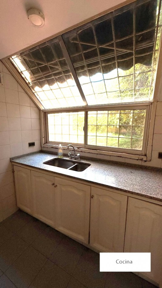 VENDO HERMOSA CASA DISEÑADA POR LOS ARQS. GARESIO-SCAGLIA EN PASCO 13 DE  292m2, 3 DORMITORIOS, 3 BAÑOS, AMPLIOS AMBIENTES, CAVA SUBTERRANEA y AMPLIO JARDIN DE 10 X 22