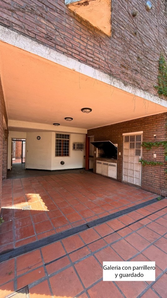 VENDO HERMOSA CASA DISEÑADA POR LOS ARQS. GARESIO-SCAGLIA EN PASCO 13 DE  292m2, 3 DORMITORIOS, 3 BAÑOS, AMPLIOS AMBIENTES, CAVA SUBTERRANEA y AMPLIO JARDIN DE 10 X 22