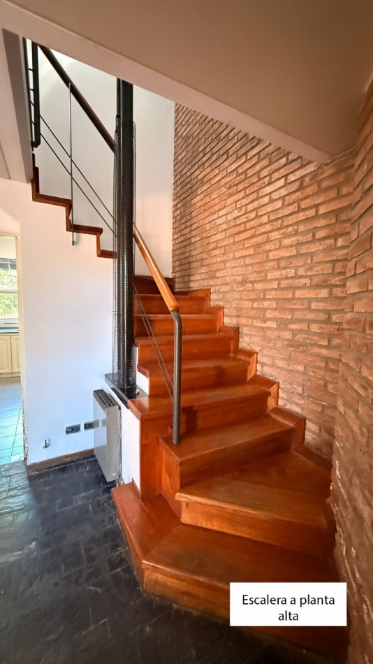 VENDO HERMOSA CASA DISEÑADA POR LOS ARQS. GARESIO-SCAGLIA EN PASCO 13 DE  292m2, 3 DORMITORIOS, 3 BAÑOS, AMPLIOS AMBIENTES, CAVA SUBTERRANEA y AMPLIO JARDIN DE 10 X 22