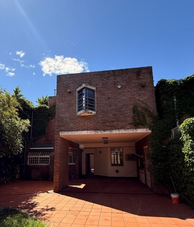 VENDO HERMOSA CASA DISEÑADA POR LOS ARQS. GARESIO-SCAGLIA EN PASCO 13 DE  292m2, 3 DORMITORIOS, 3 BAÑOS, AMPLIOS AMBIENTES, CAVA SUBTERRANEA y AMPLIO JARDIN DE 10 X 22