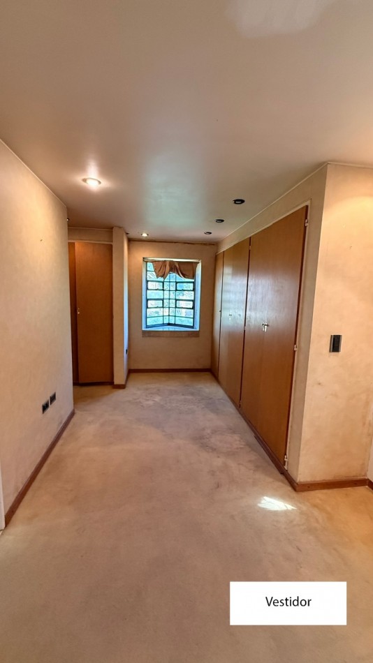 VENDO HERMOSA CASA DISEÑADA POR LOS ARQS. GARESIO-SCAGLIA EN PASCO 13 DE  292m2, 3 DORMITORIOS, 3 BAÑOS, AMPLIOS AMBIENTES, CAVA SUBTERRANEA y AMPLIO JARDIN DE 10 X 22