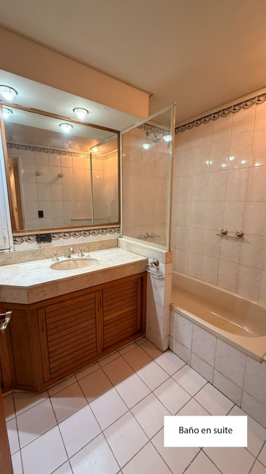 VENDO HERMOSA CASA DISEÑADA POR LOS ARQS. GARESIO-SCAGLIA EN PASCO 13 DE  292m2, 3 DORMITORIOS, 3 BAÑOS, AMPLIOS AMBIENTES, CAVA SUBTERRANEA y AMPLIO JARDIN DE 10 X 22