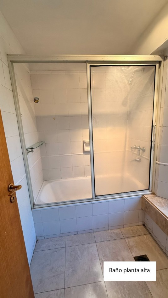 VENDO HERMOSA CASA DISEÑADA POR LOS ARQS. GARESIO-SCAGLIA EN PASCO 13 DE  292m2, 3 DORMITORIOS, 3 BAÑOS, AMPLIOS AMBIENTES, CAVA SUBTERRANEA y AMPLIO JARDIN DE 10 X 22