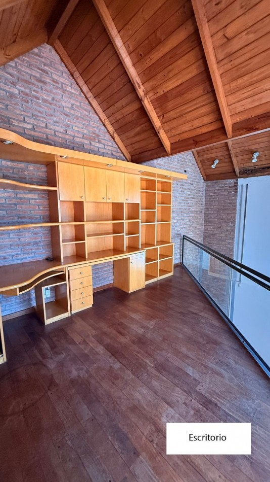 VENDO HERMOSA CASA DISEÑADA POR LOS ARQS. GARESIO-SCAGLIA EN PASCO 13 DE  292m2, 3 DORMITORIOS, 3 BAÑOS, AMPLIOS AMBIENTES, CAVA SUBTERRANEA y AMPLIO JARDIN DE 10 X 22