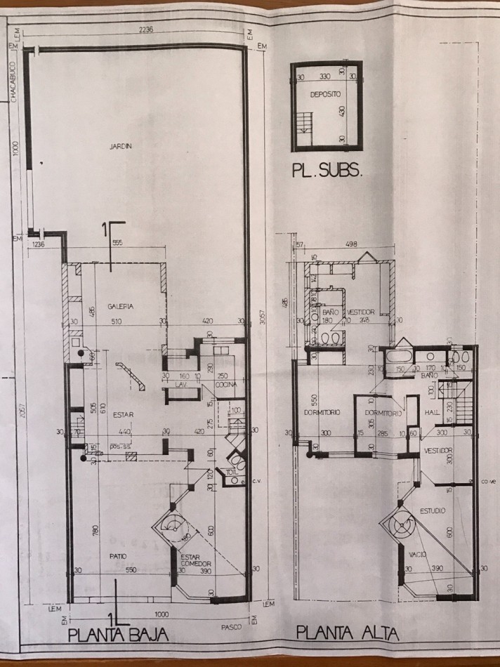 VENDO HERMOSA CASA DISEÑADA POR LOS ARQS. GARESIO-SCAGLIA EN PASCO 13 DE  292m2, 3 DORMITORIOS, 3 BAÑOS, AMPLIOS AMBIENTES, CAVA SUBTERRANEA y AMPLIO JARDIN DE 10 X 22