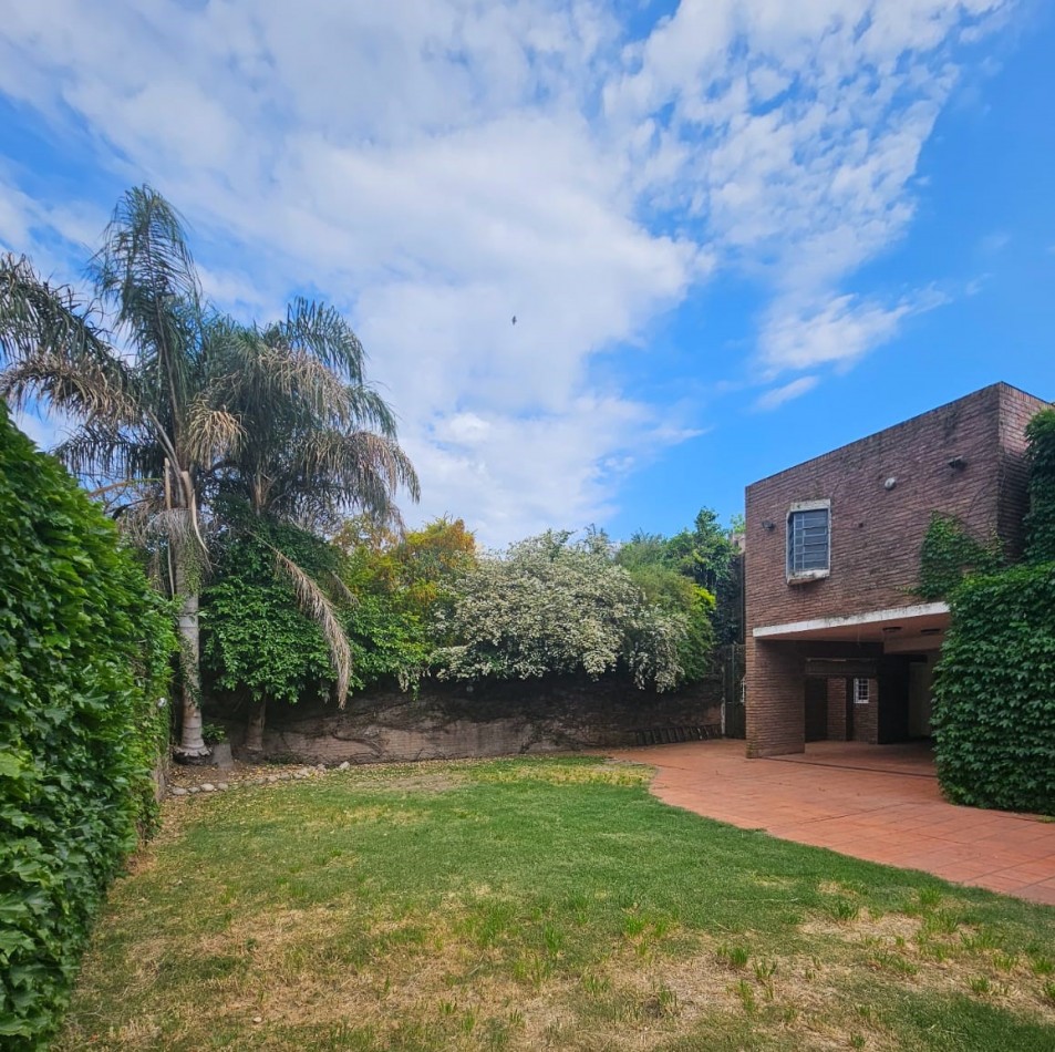 VENDO HERMOSA CASA DISEÑADA POR LOS ARQS. GARESIO-SCAGLIA EN PASCO 13 DE  292m2, 3 DORMITORIOS, 3 BAÑOS, AMPLIOS AMBIENTES, CAVA SUBTERRANEA y AMPLIO JARDIN DE 10 X 22