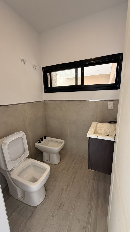 Casa en Los Pasos Puente (Barrio 4): Diseño, Comodidad y Ubicacion Premium!