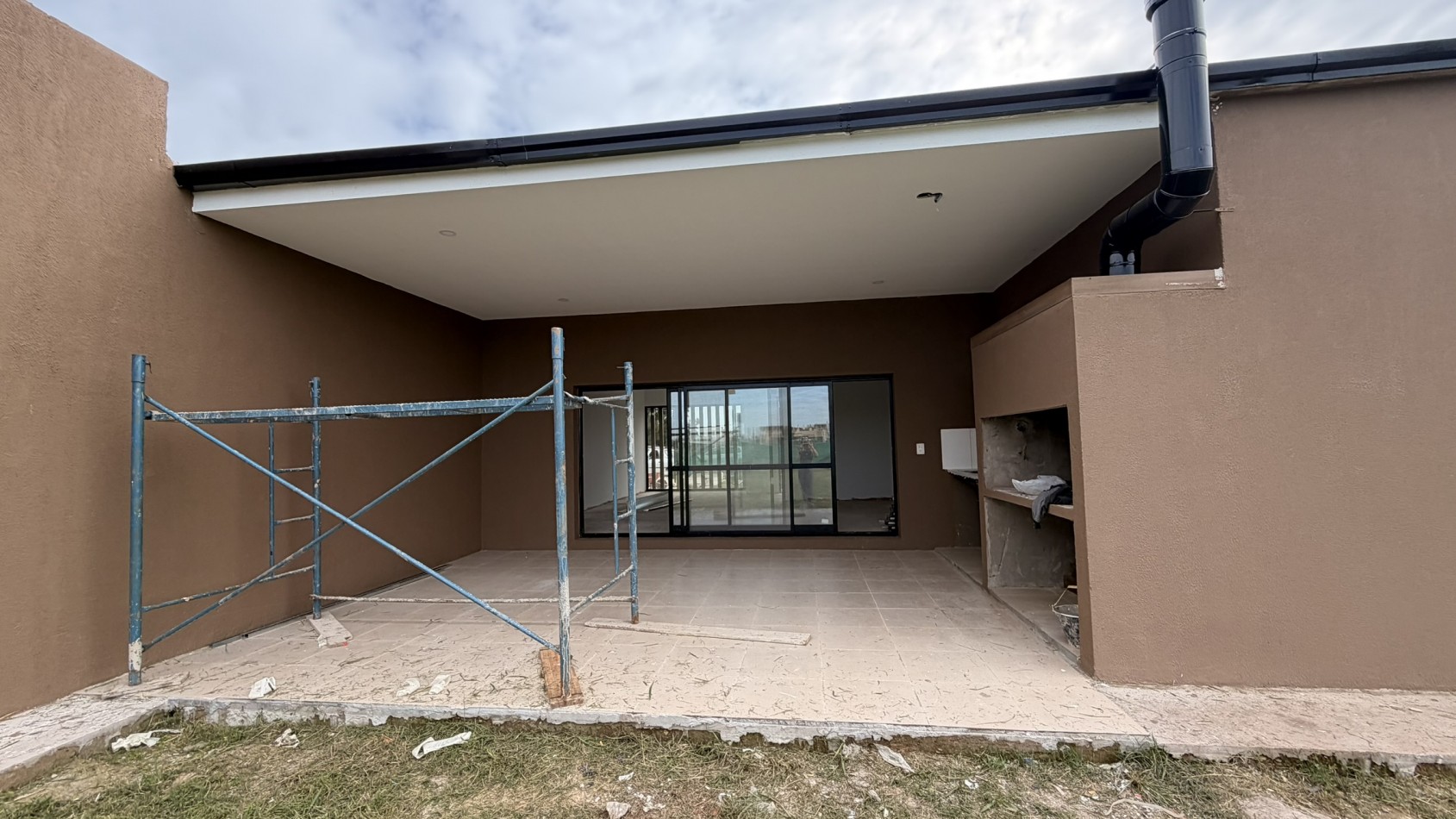 Casa en Los Pasos Puente (Barrio 4): Diseño, Comodidad y Ubicacion Premium!