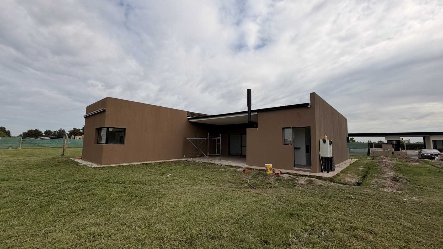 Casa en Los Pasos Puente (Barrio 4): Diseño, Comodidad y Ubicacion Premium!