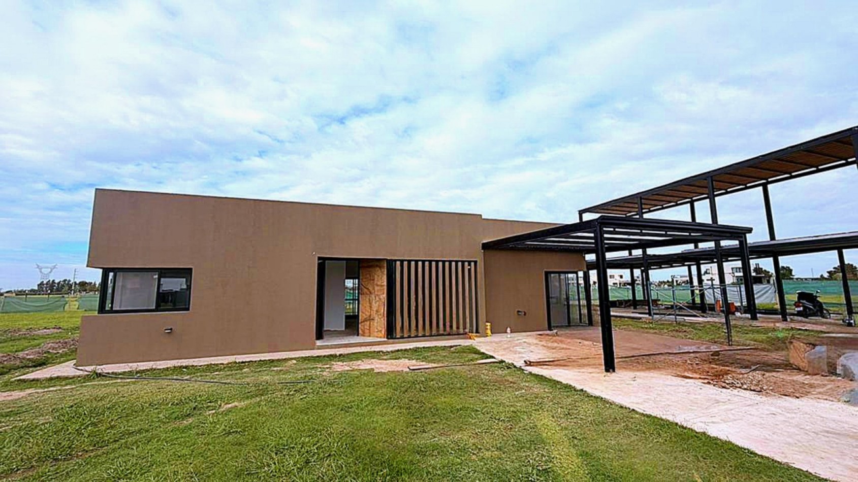 Casa en Los Pasos Puente (Barrio 4): Diseño, Comodidad y Ubicacion Premium!