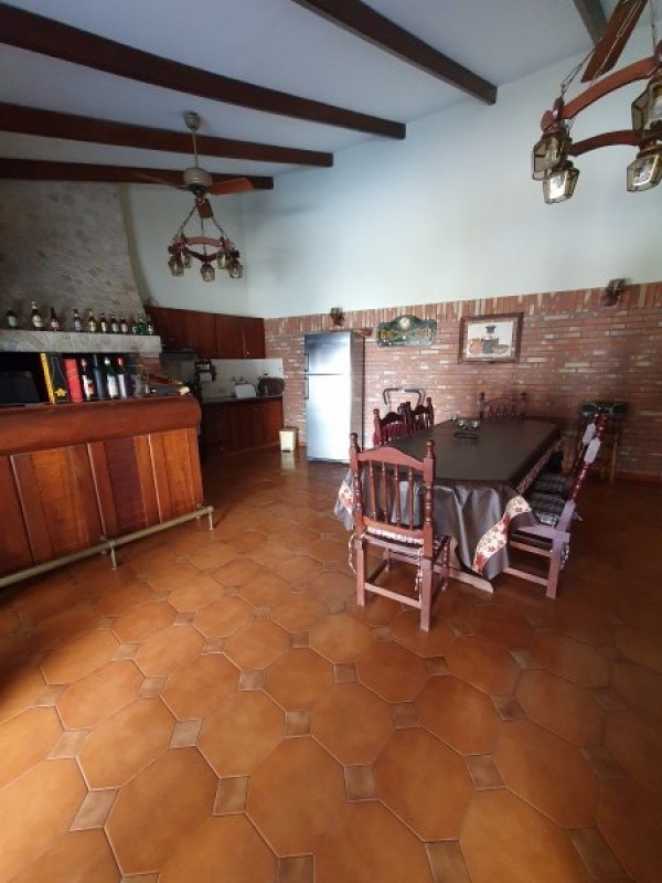 Casa Echesortu 287 m2 planta baja, pileta, quincho, 