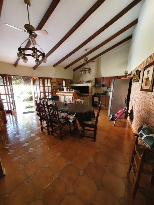 Casa Echesortu 287 m2 planta baja, pileta, quincho, 