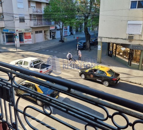 RETASADA. Venta Casa Planta. A metros de Bv. Oroño. Señorial. 4 dormitorios, gran terraza