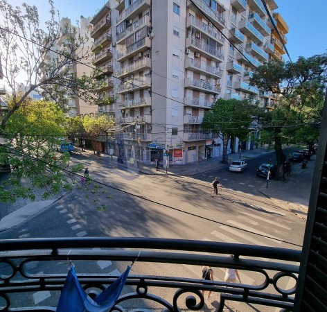 RETASADA. Venta Casa Planta. A metros de Bv. Oroño. Señorial. 4 dormitorios, gran terraza