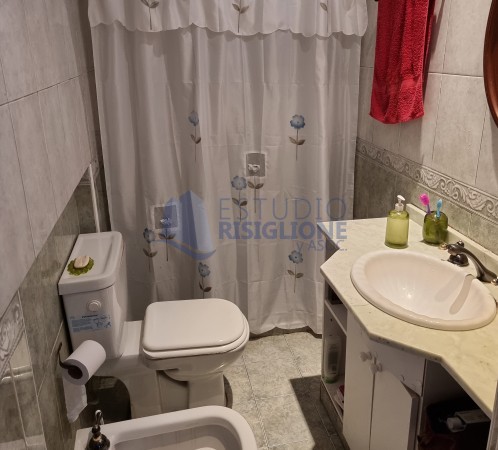 RETASADA. Venta Casa Planta. A metros de Bv. Oroño. Señorial. 4 dormitorios, gran terraza