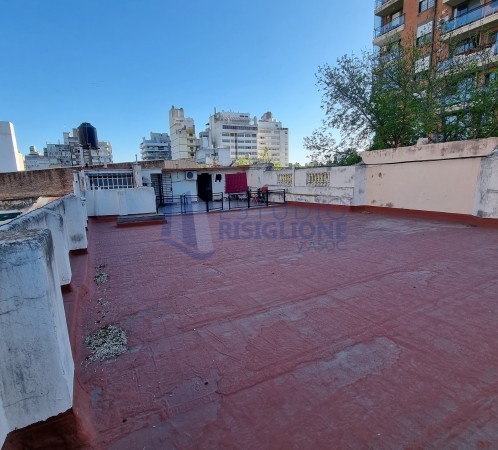 RETASADA. Venta Casa Planta. A metros de Bv. Oroño. Señorial. 4 dormitorios, gran terraza