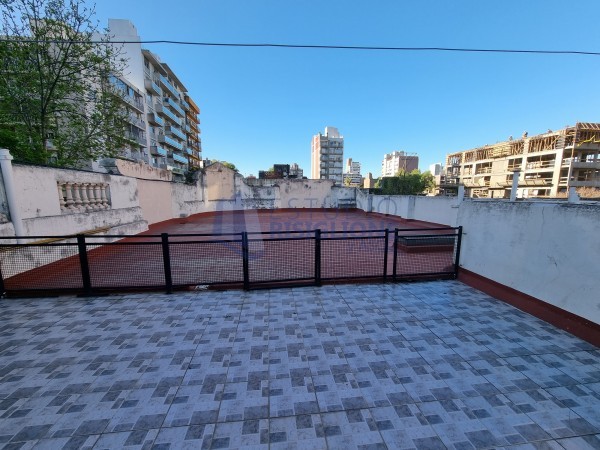 RETASADA. Venta Casa Planta. A metros de Bv. Oroño. Señorial. 4 dormitorios, gran terraza