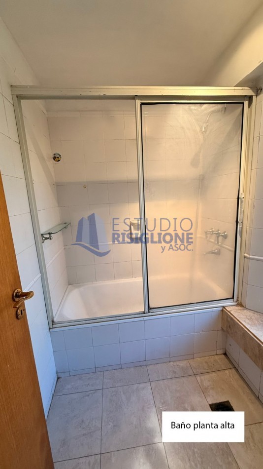 VENDO HERMOSA CASA DISEÑADA POR LOS ARQS. GARESIO-SCAGLIA EN PASCO 13 DE  292m2, 3 DORMITORIOS, 3 BAÑOS, AMPLIOS AMBIENTES, CAVA SUBTERRANEA y AMPLIO JARDIN DE 10 X 22