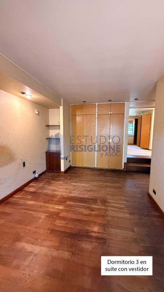 VENDO HERMOSA CASA DISEÑADA POR LOS ARQS. GARESIO-SCAGLIA EN PASCO 13 DE  292m2, 3 DORMITORIOS, 3 BAÑOS, AMPLIOS AMBIENTES, CAVA SUBTERRANEA y AMPLIO JARDIN DE 10 X 22