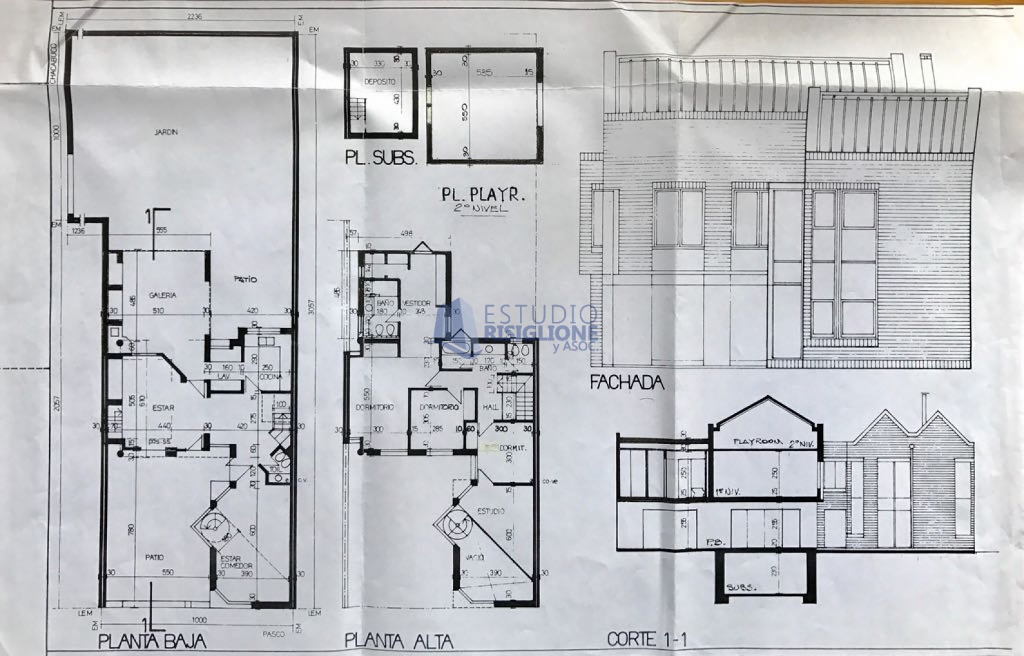 VENDO HERMOSA CASA DISEÑADA POR LOS ARQS. GARESIO-SCAGLIA EN PASCO 13 DE  292m2, 3 DORMITORIOS, 3 BAÑOS, AMPLIOS AMBIENTES, CAVA SUBTERRANEA y AMPLIO JARDIN DE 10 X 22